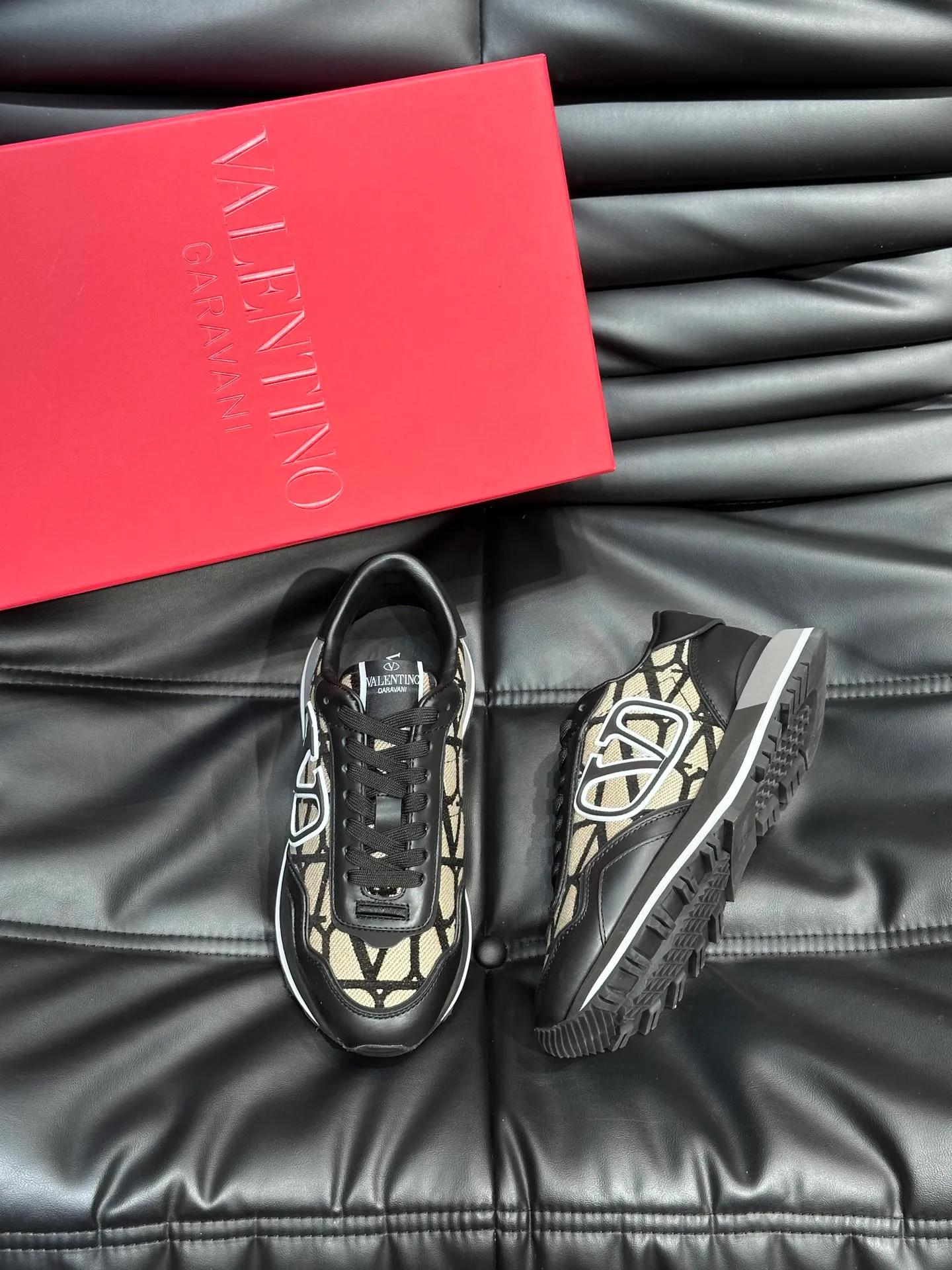 P540💰 Product trademark: VALENTINO "Valentino" Regular size: 38-44 [45 customized] Product materials: Warren men's casual sports shoes, made of multi-material splicing, calf leather stitched with suede cowhide, fabric mesh upper, fabric tongue decorated with brand badge, rubber rivet decorative details on the heel, rivet rubber outsole, non-slip, wear-resistant and shock-absorbing, pure cotton inner foot pad, comfortable and breathable, comes with original box packaging bag!